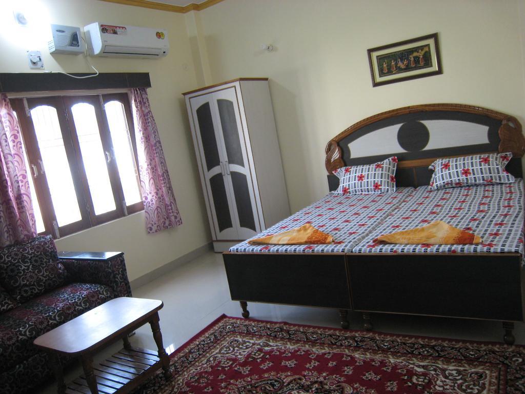 فاراناسي Krishna Paying Guest House الغرفة الصورة